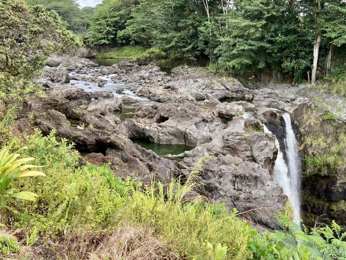 A photo of the top of Rainbow Falls where the river is crowded with boulders.